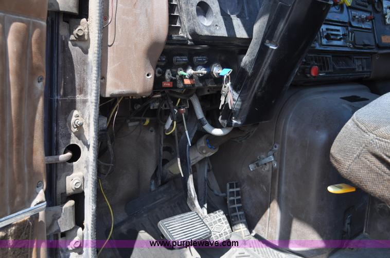 image for item G6081 1989 International F2575 semi truck