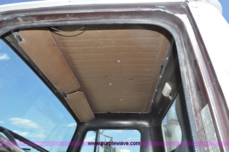 image for item G6081 1989 International F2575 semi truck