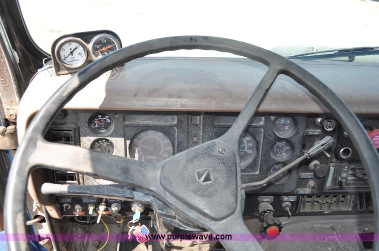 image for item G6081 1989 International F2575 semi truck