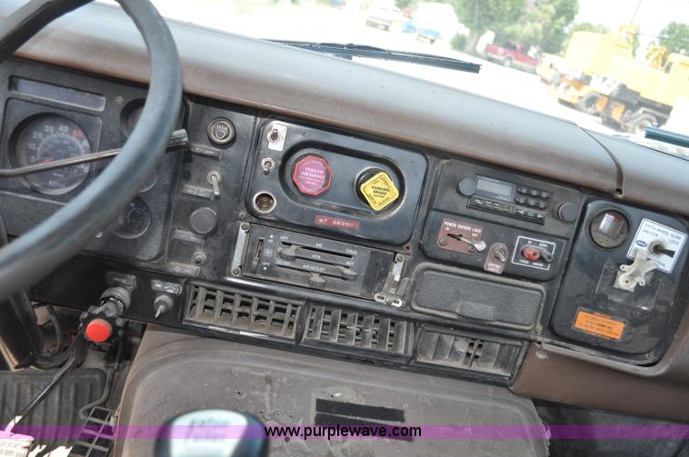 image for item G6081 1989 International F2575 semi truck