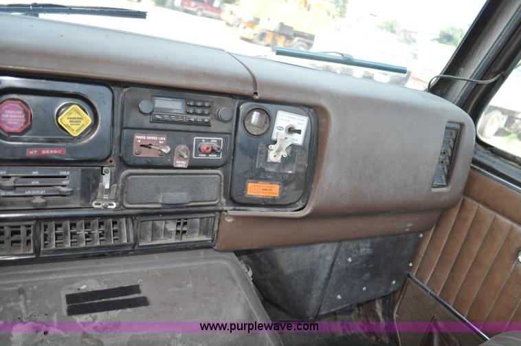 image for item G6081 1989 International F2575 semi truck