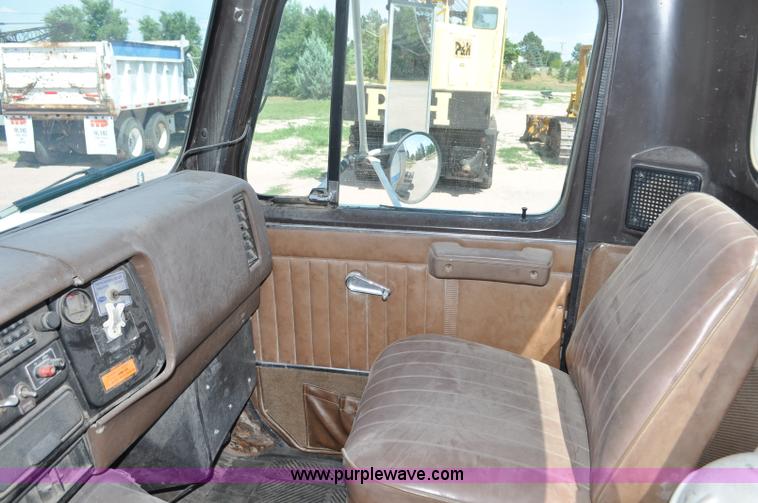 image for item G6081 1989 International F2575 semi truck