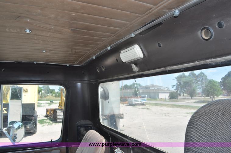 image for item G6081 1989 International F2575 semi truck