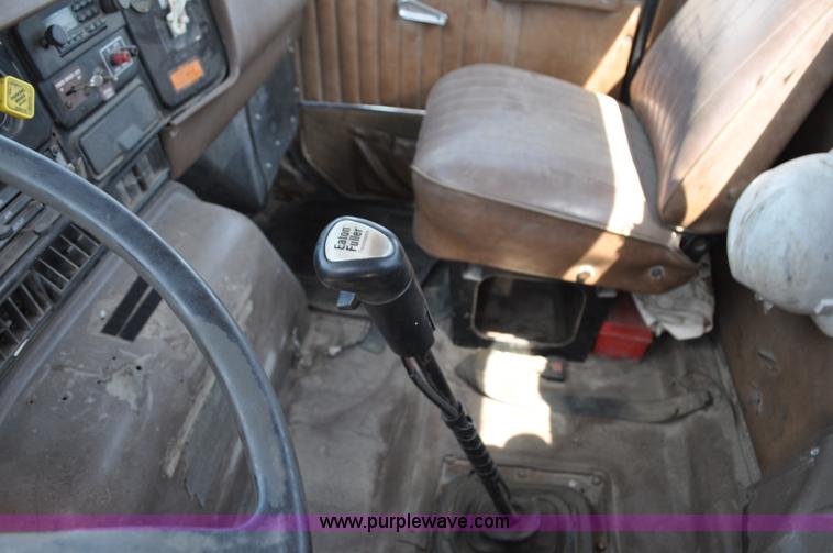 image for item G6081 1989 International F2575 semi truck