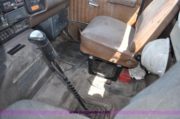 image for item G6081 1989 International F2575 semi truck