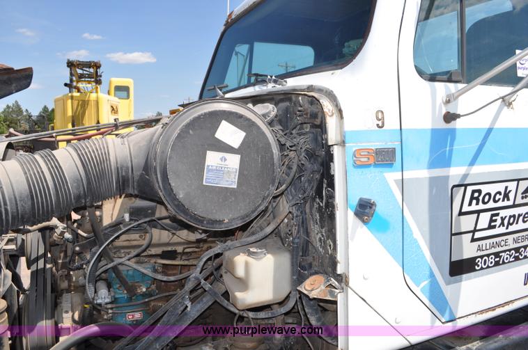 image for item G6081 1989 International F2575 semi truck