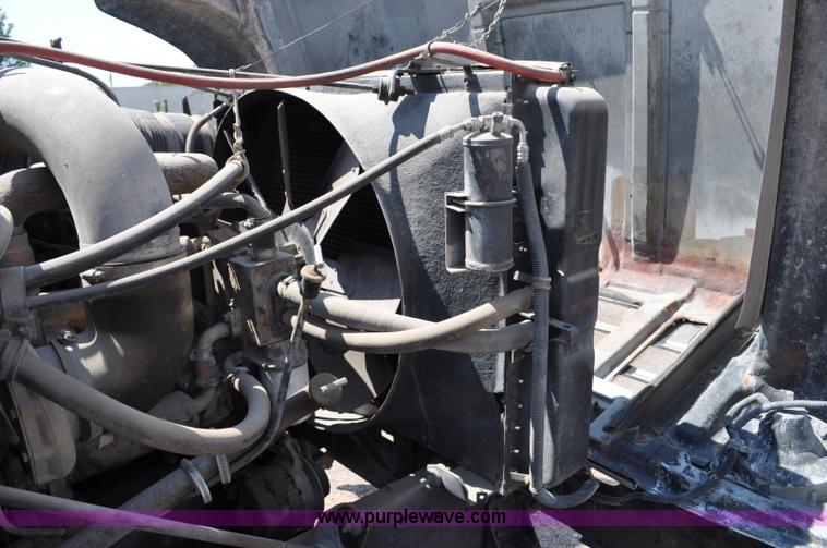 image for item G6081 1989 International F2575 semi truck