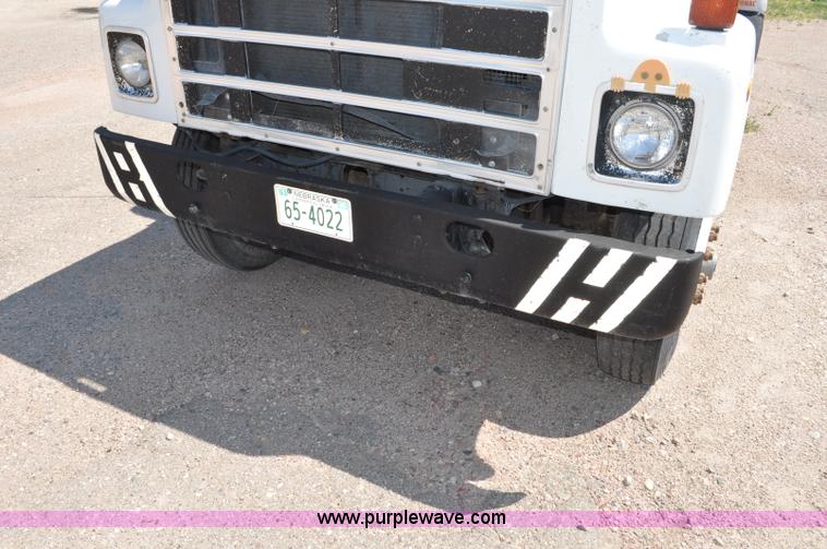 image for item G6081 1989 International F2575 semi truck