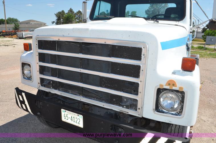 image for item G6081 1989 International F2575 semi truck