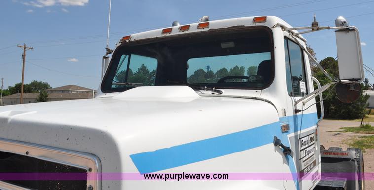 image for item G6081 1989 International F2575 semi truck