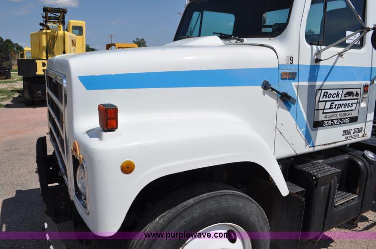 image for item G6081 1989 International F2575 semi truck