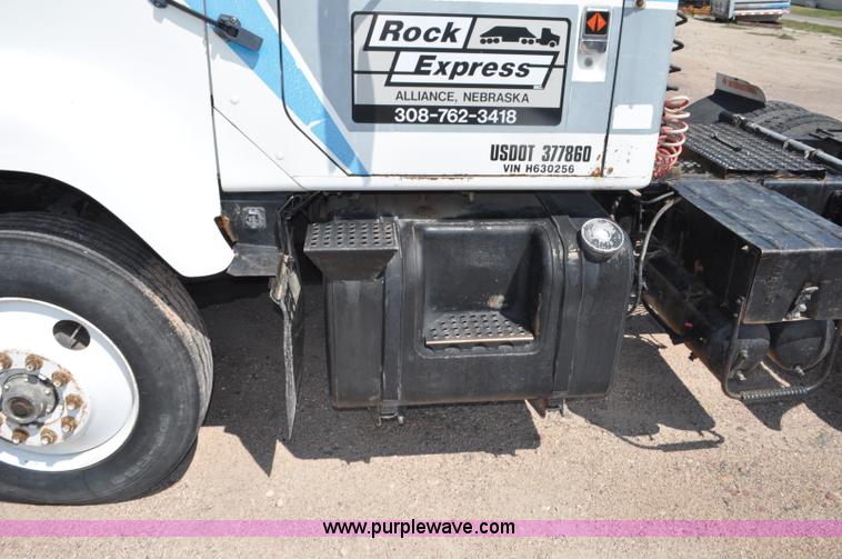 image for item G6081 1989 International F2575 semi truck