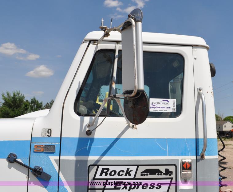 image for item G6081 1989 International F2575 semi truck