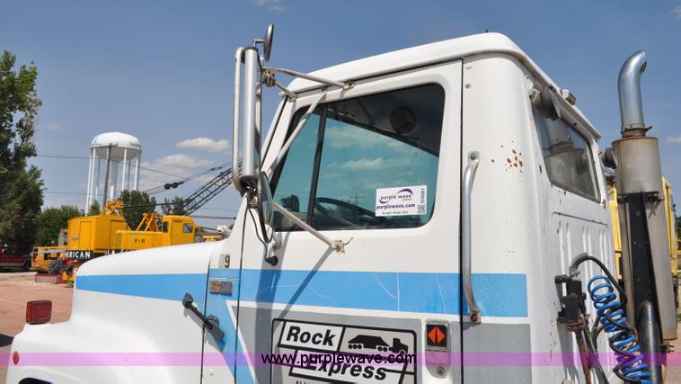 image for item G6081 1989 International F2575 semi truck