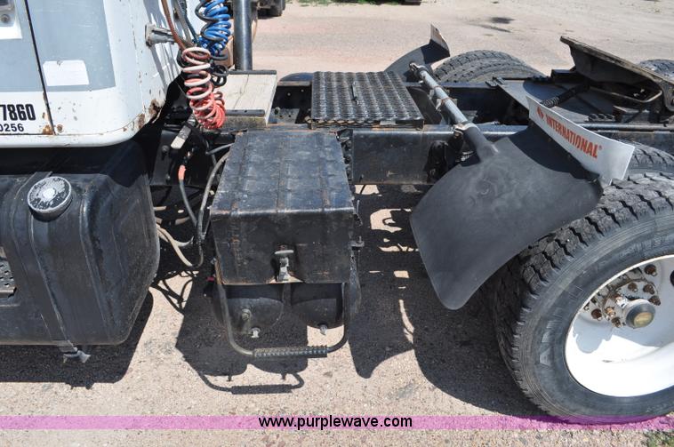 image for item G6081 1989 International F2575 semi truck