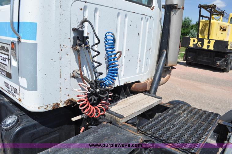 image for item G6081 1989 International F2575 semi truck