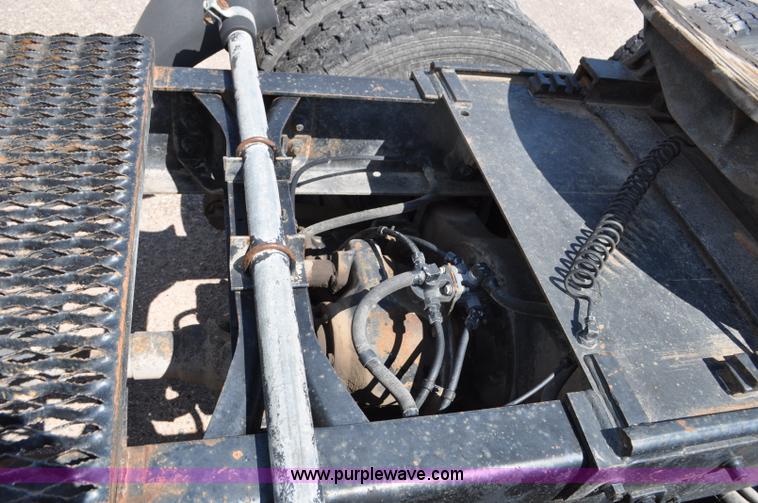 image for item G6081 1989 International F2575 semi truck