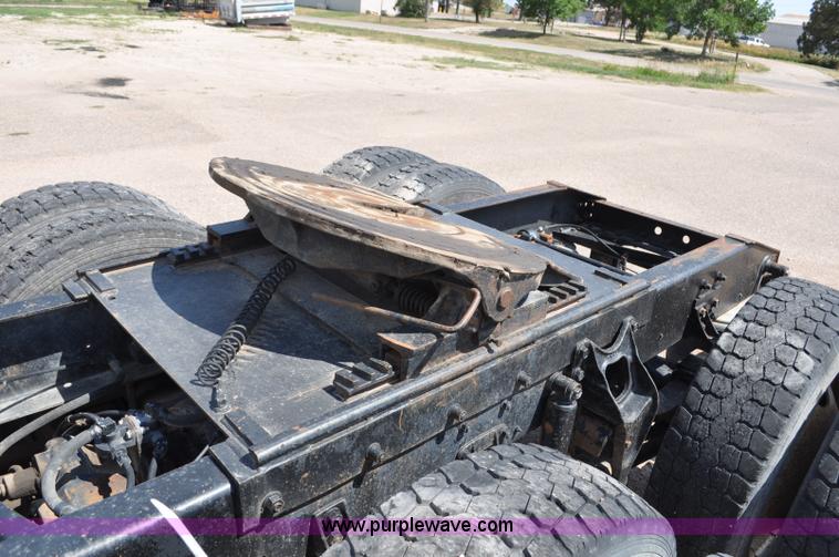 image for item G6081 1989 International F2575 semi truck