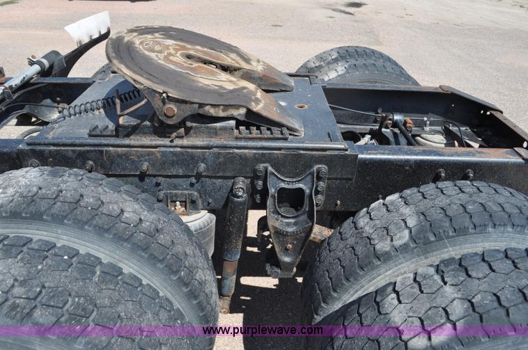 image for item G6081 1989 International F2575 semi truck