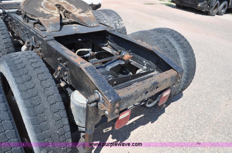 image for item G6081 1989 International F2575 semi truck