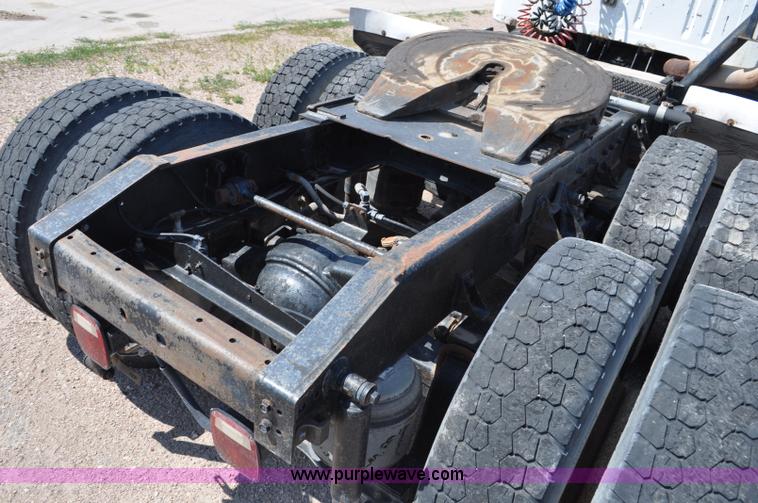 image for item G6081 1989 International F2575 semi truck