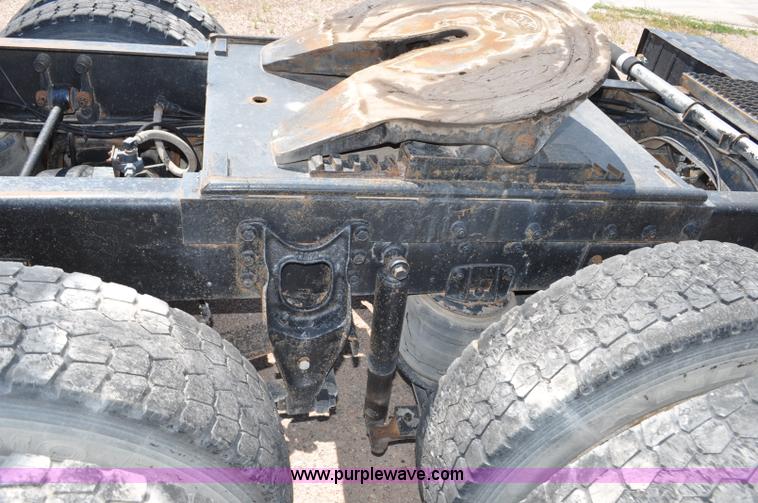 image for item G6081 1989 International F2575 semi truck