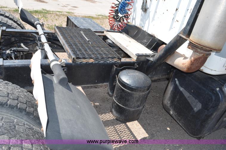 image for item G6081 1989 International F2575 semi truck