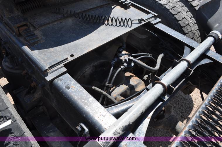 image for item G6081 1989 International F2575 semi truck