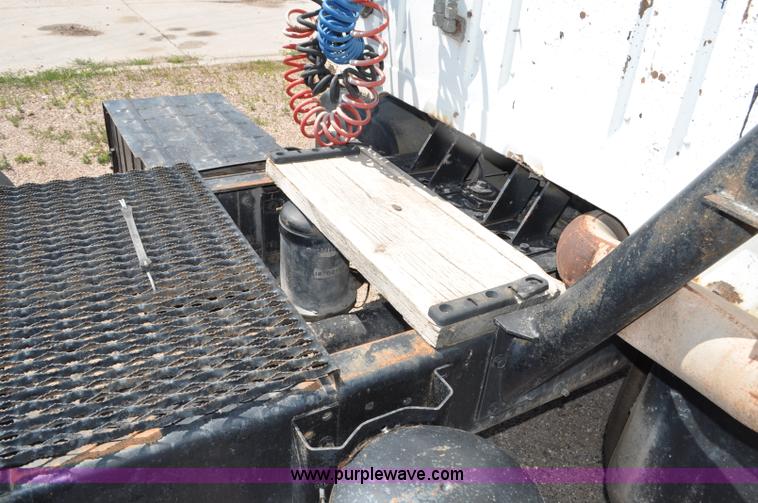 image for item G6081 1989 International F2575 semi truck