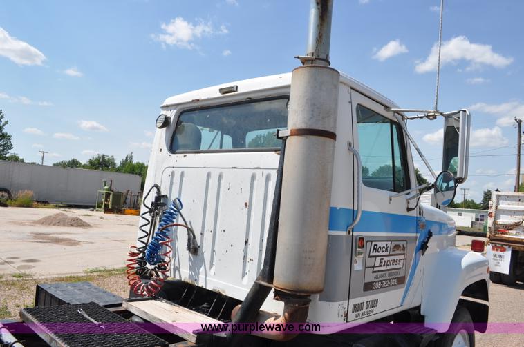 image for item G6081 1989 International F2575 semi truck