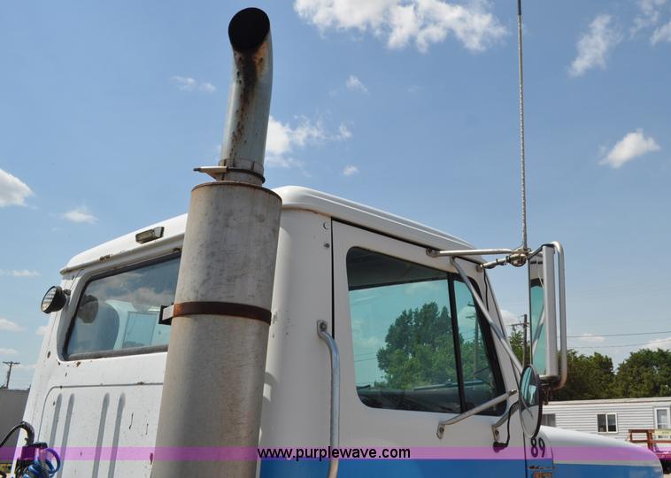 image for item G6081 1989 International F2575 semi truck