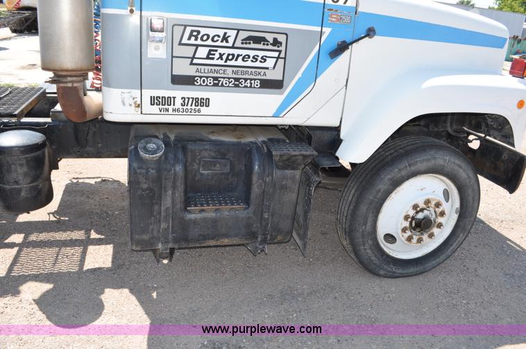 image for item G6081 1989 International F2575 semi truck