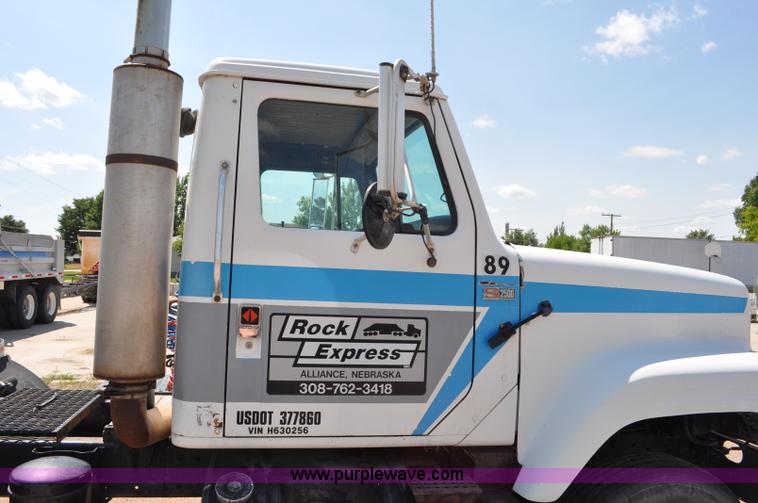 image for item G6081 1989 International F2575 semi truck