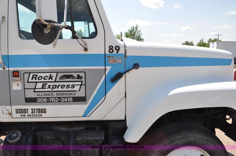 image for item G6081 1989 International F2575 semi truck