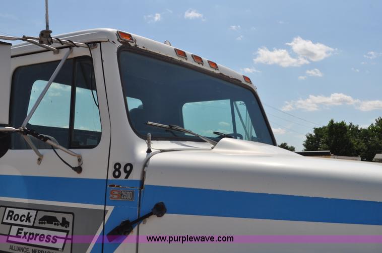 image for item G6081 1989 International F2575 semi truck