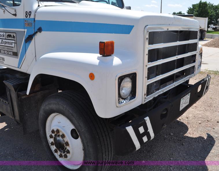 image for item G6081 1989 International F2575 semi truck