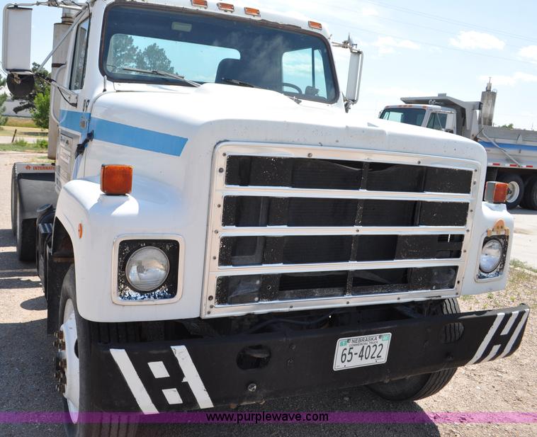 image for item G6081 1989 International F2575 semi truck