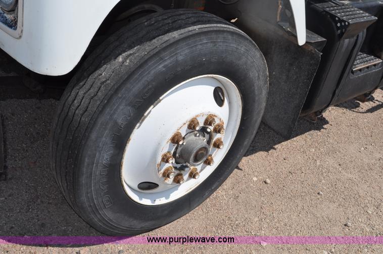 image for item G6081 1989 International F2575 semi truck