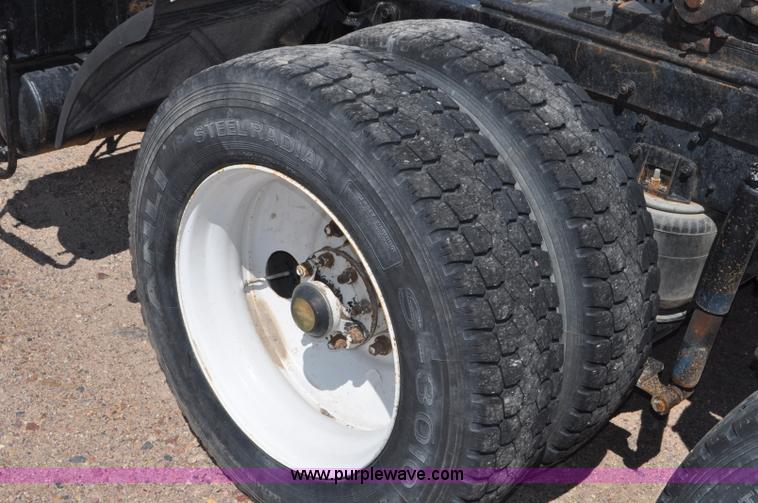 image for item G6081 1989 International F2575 semi truck