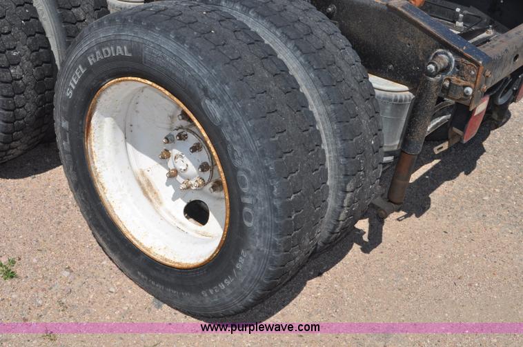 image for item G6081 1989 International F2575 semi truck