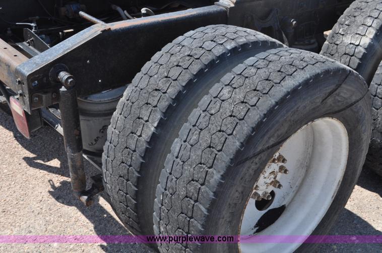 image for item G6081 1989 International F2575 semi truck