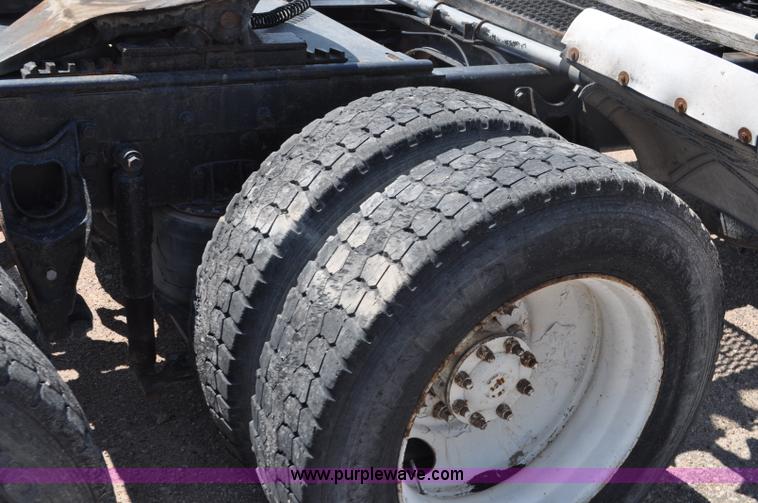 image for item G6081 1989 International F2575 semi truck