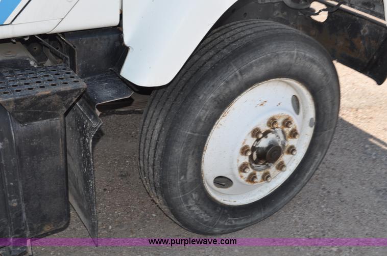 image for item G6081 1989 International F2575 semi truck