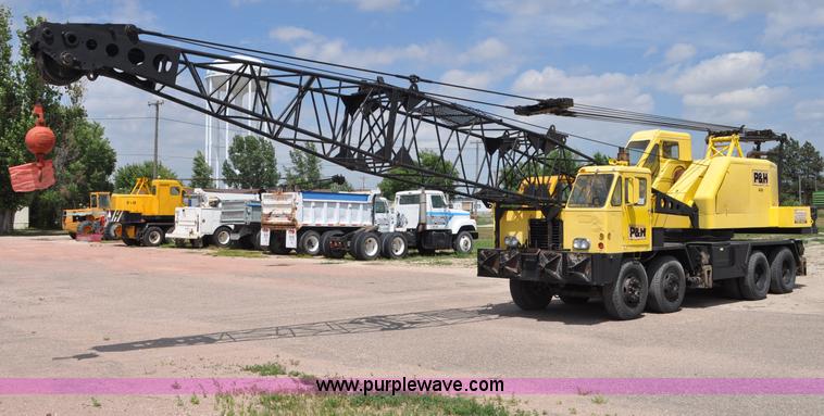 image for item G6082 1969 P & H 430 truck crane