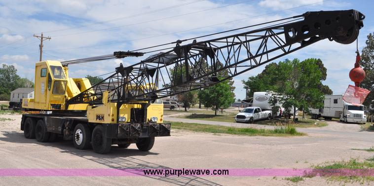 image for item G6082 1969 P & H 430 truck crane