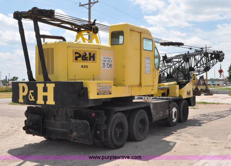 image for item G6082 1969 P & H 430 truck crane