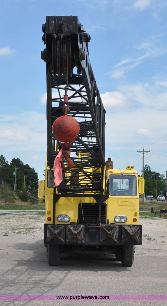image for item G6082 1969 P & H 430 truck crane
