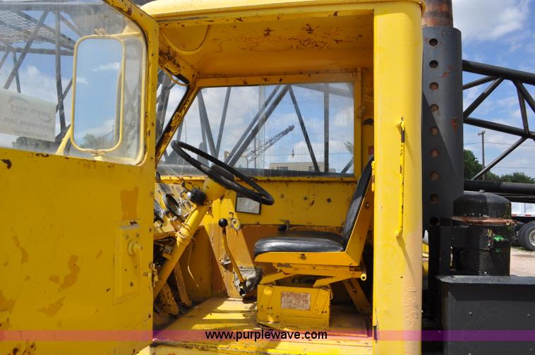 image for item G6082 1969 P & H 430 truck crane