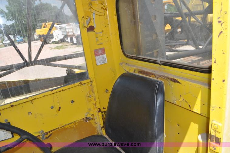 image for item G6082 1969 P & H 430 truck crane