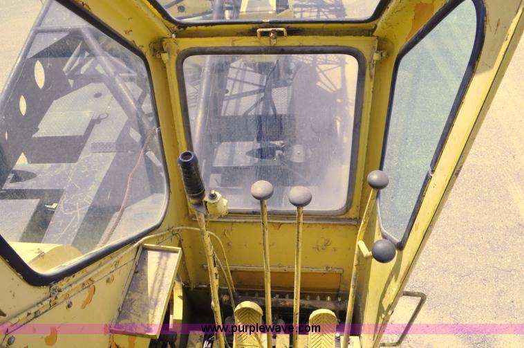 image for item G6082 1969 P & H 430 truck crane